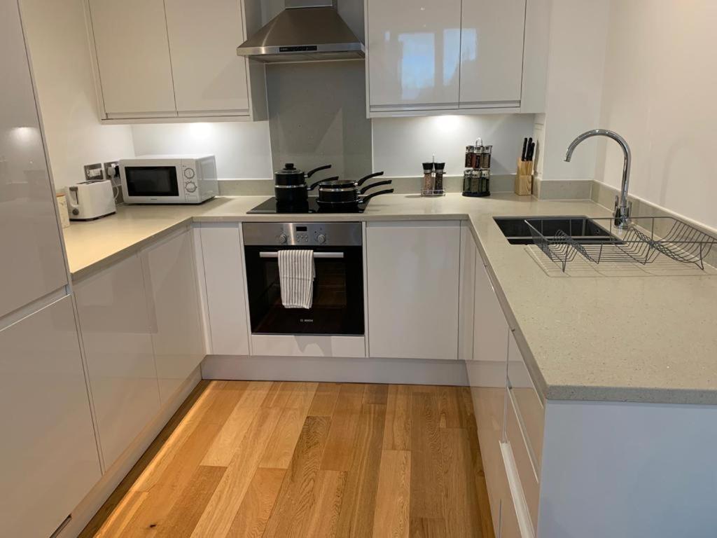 Modern 2 Bed 2 Bath Apartment In Central Croydon! 外观 照片